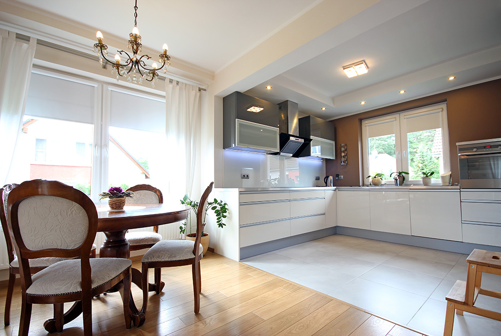 nowocześnie umeblowana kuchnia w luksusowej willi do wynajmu w okolicach Szczecina