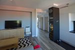 fragment komfortowego salonu w luksusowym apartamencie do sprzedaży na Mazurach