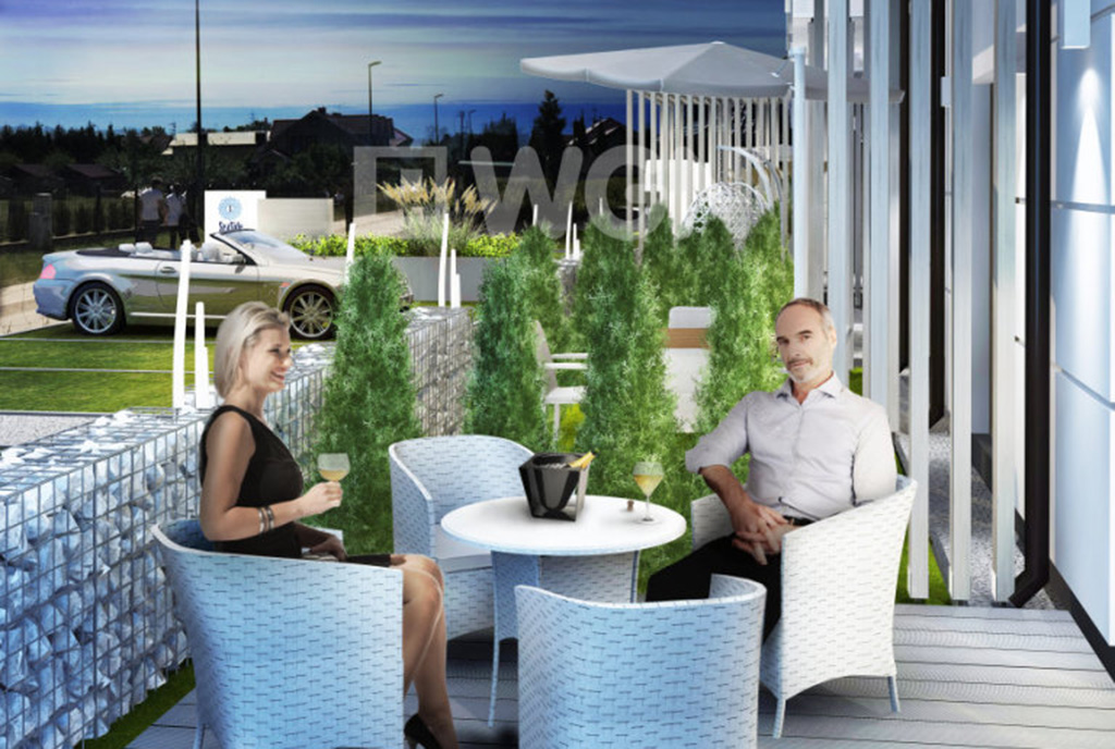 elegancki taras przy luksusowym apartamencie do sprzedaży nad morzem