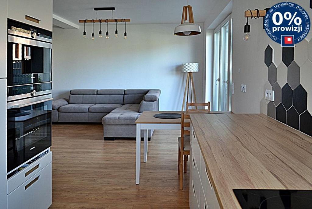 widok od strony kuchni na salon w luksusowym apartamencie do sprzedaży w Bolesławcu