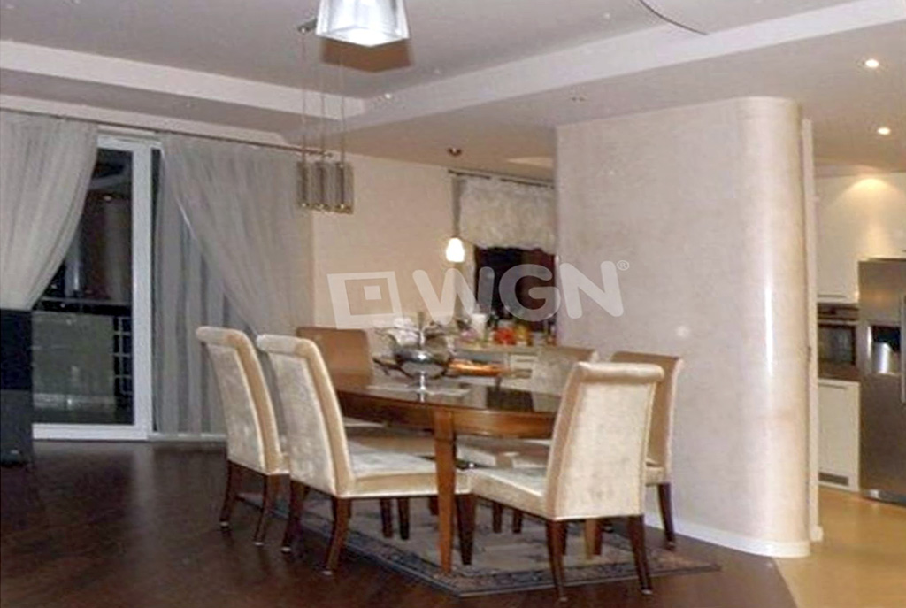 widok z innej perspektywy na komfortowy salon w ekskluzywnym apartamencie do sprzedaży w Częstochowie