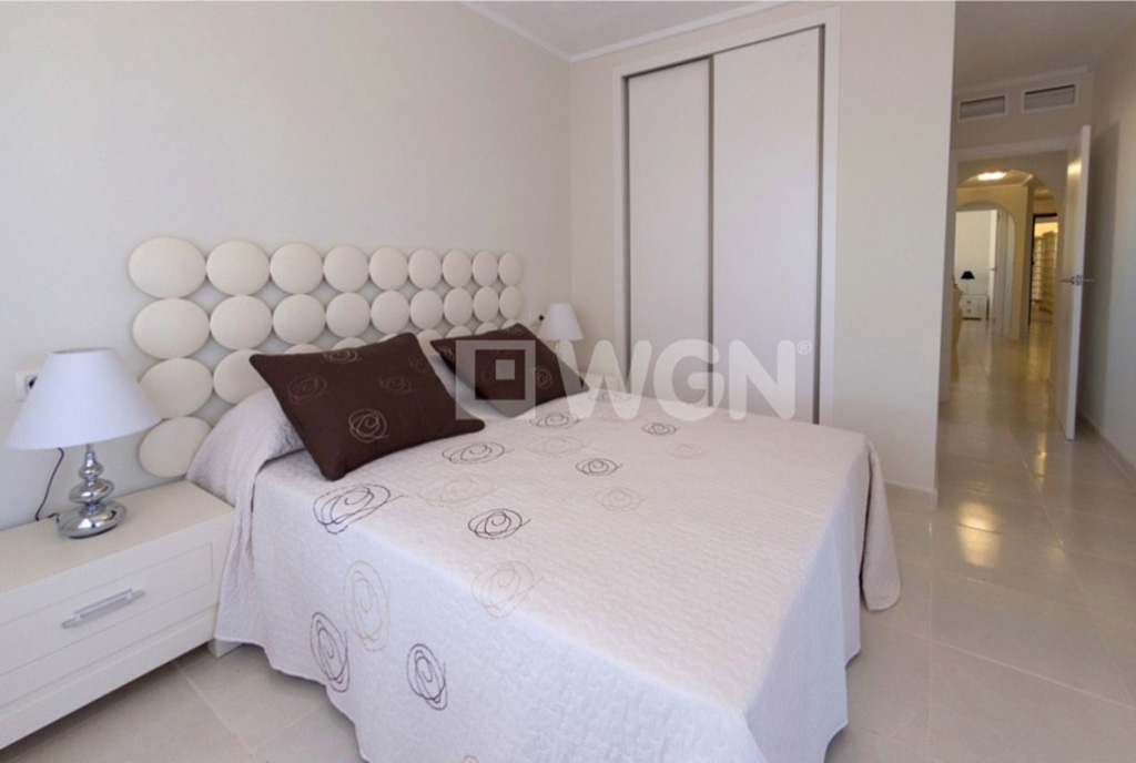na zdjęciu elegancka sypialnia w luksusowym apartamencie do sprzedaży w Hiszpanii