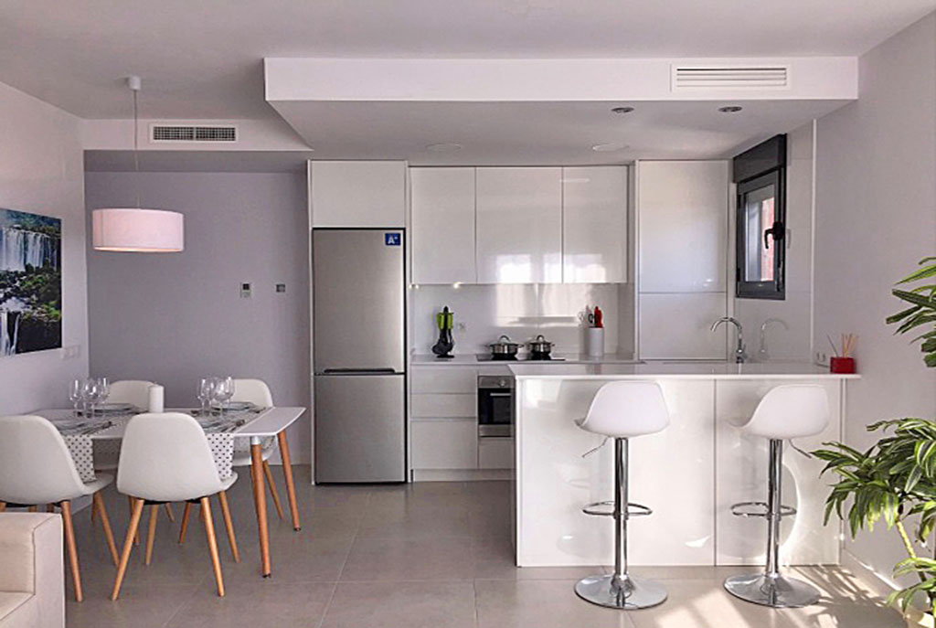 nowoczesna kuchnia w ekskluzywnym apartamencie do sprzedaży w Hiszpanii (Pilar de la Horadada