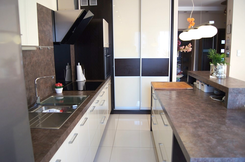 nowocześnie umeblowana kuchnia w luksusowym apartamencie w Inowrocławiu na sprzedaż