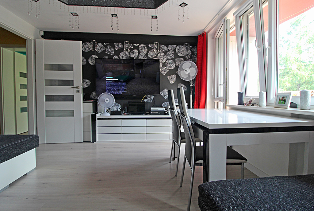 widok na komfortowy salon w luksusowym apartamencie do sprzedaży w Krakowie