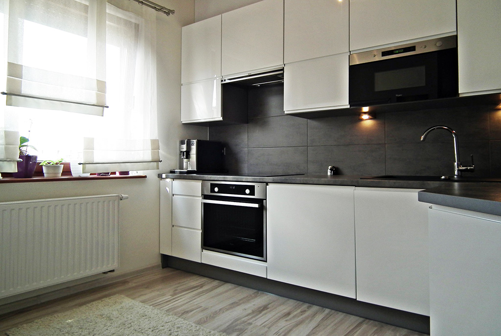 na zdjęciu elegancka kuchnia w luksusowym apartamencie w Legnicy na sprzedaż