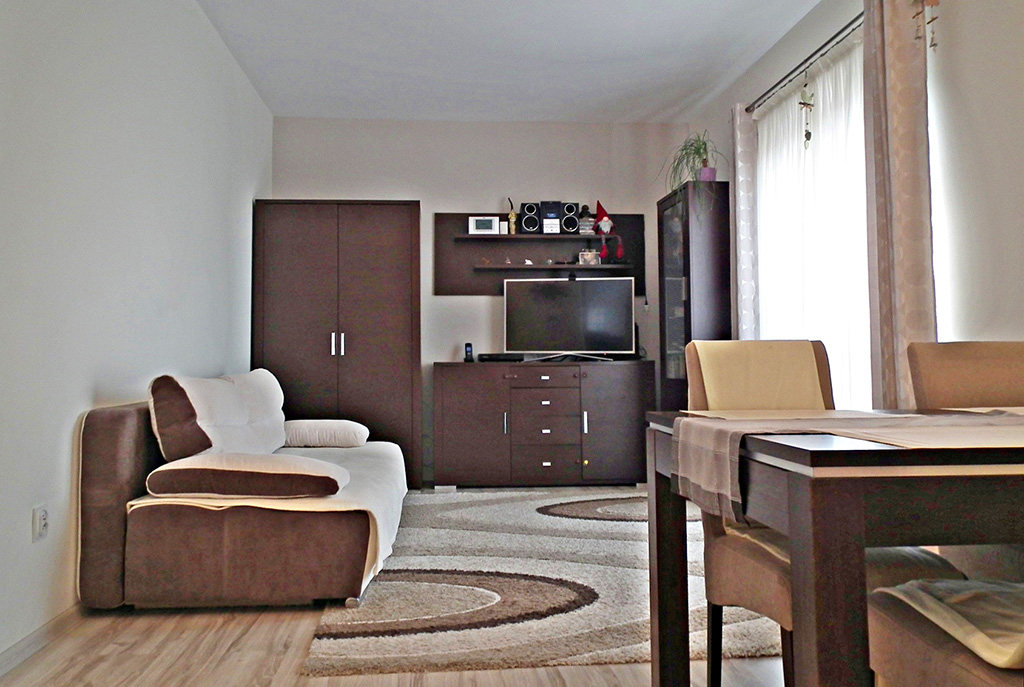 widok na prestiżowy, elitarny salon w luksusowym apartamencie do sprzedaży w Legnicy