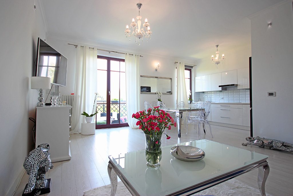 wytworny salon w ekskluzywnym apartamencie do sprzedaży w Szczecinie