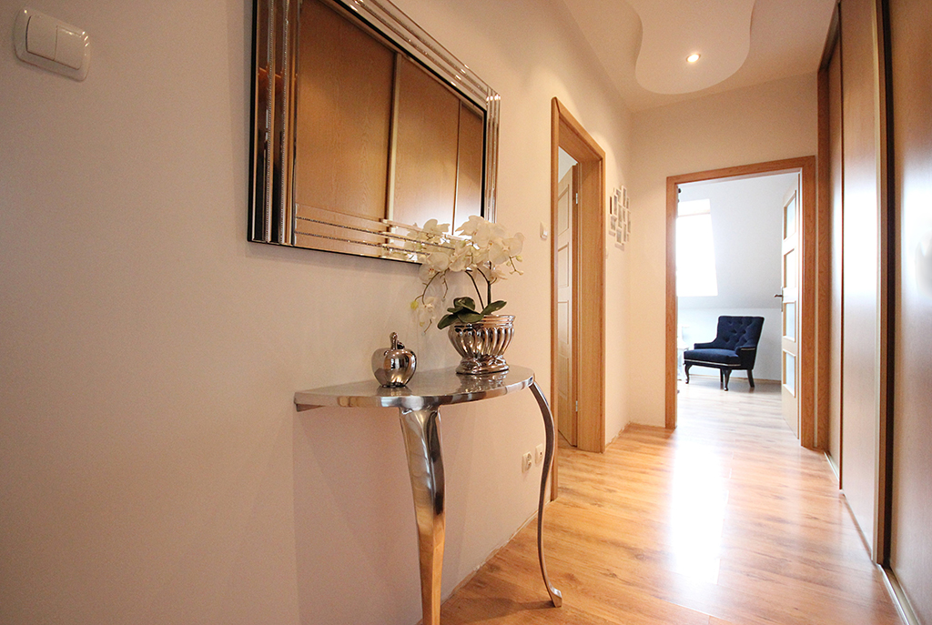 fragment komfortowego przedpokoju w luksusowym apartamencie w Szczecinie na sprzedaż