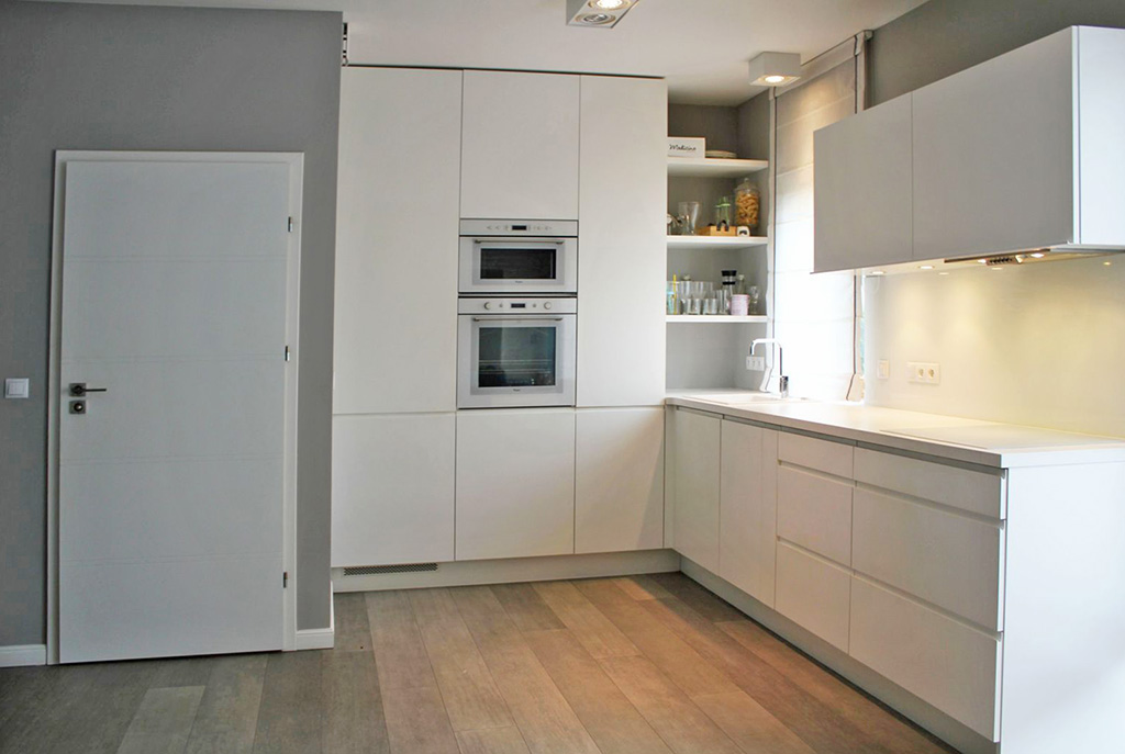 nowoczesna, umeblowana kuchnia w luksusowym apartamencie do sprzedaży w Szczecinie