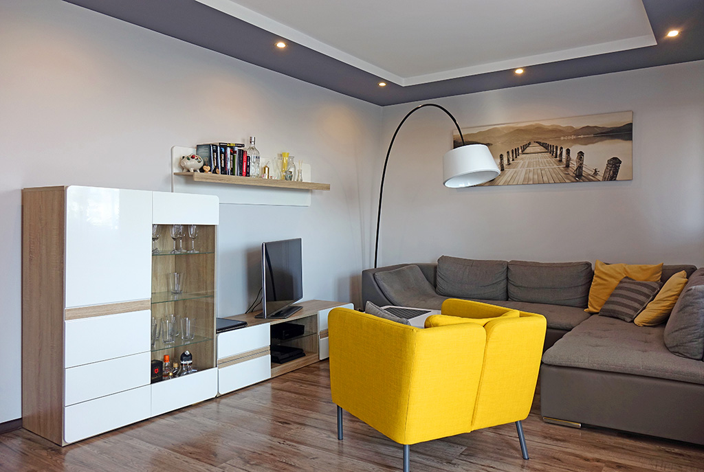 salon w nowoczesnym designie w ekskluzywnym apartamencie do sprzedaży w okolicach Katowic