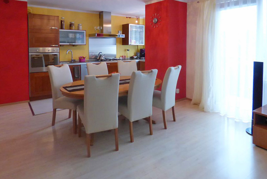nowoczesne wnętrze z jadalnią na pierwszym planie w ekskluzywnym apartamencie do sprzedaży w okolicach Katowic