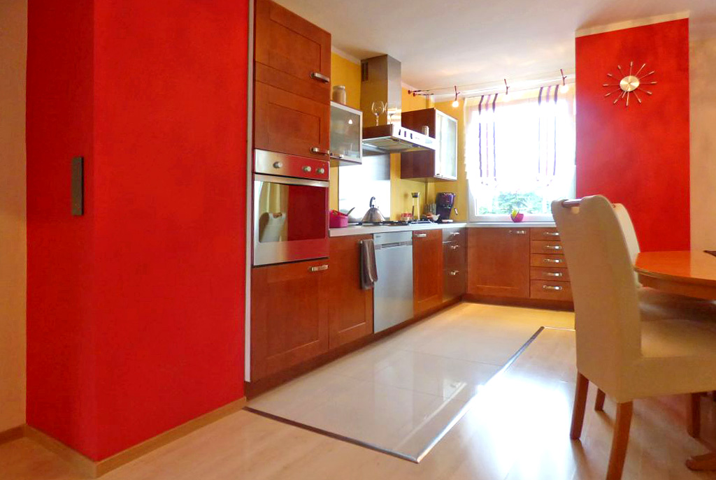 na zdjęciu umeblowana i wyposażona kuchnia w luksusowym apartamencie w okolicach Katowic na sprzedaż