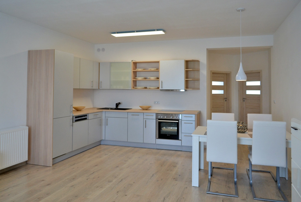 zdjęcie prezentuje umeblowaną kuchnię w luksusowym apartamencie w Bolesławcu na wynajem