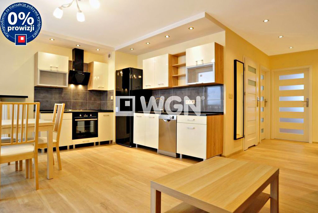 widok z salonu na nowoczesną kuchnię w ekskluzywnym apartamencie do wynajęcia w Katowicach