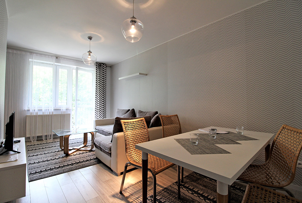 widok z innej perspektywy na komfortowy salon w luksusowym apartamencie do wynajmu w Krakowie