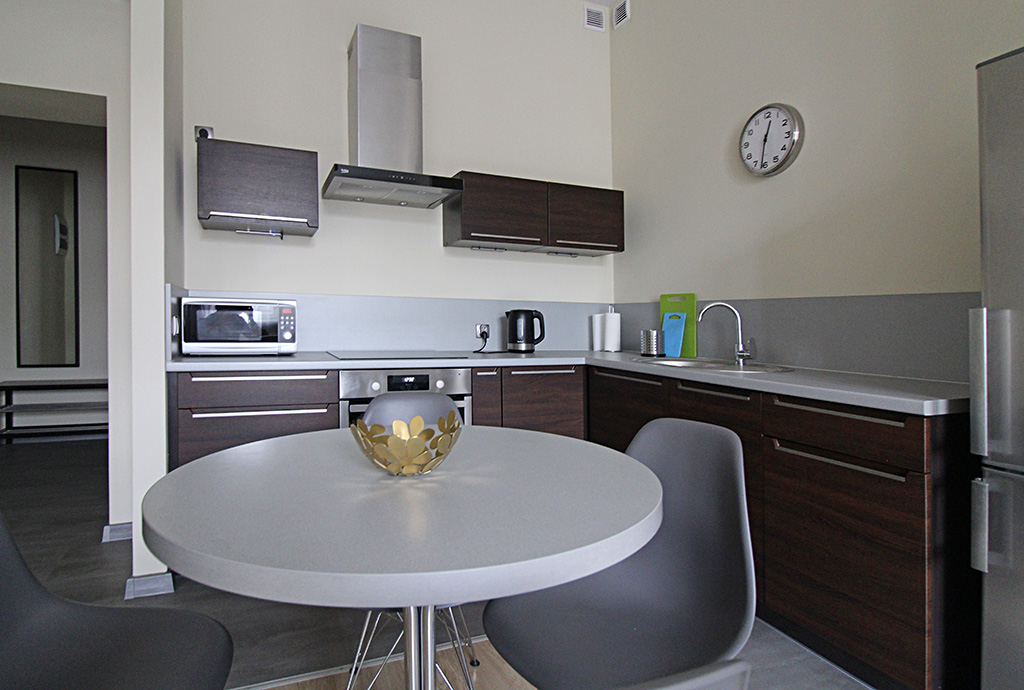 widok na jadalnię i kuchnię w luksusowym apartamencie do wynajmu w Krakowie