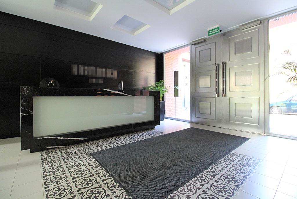 prestiżowa portiernia przed wejściem do luksusowego apartamentu w Krakowie na wynajem