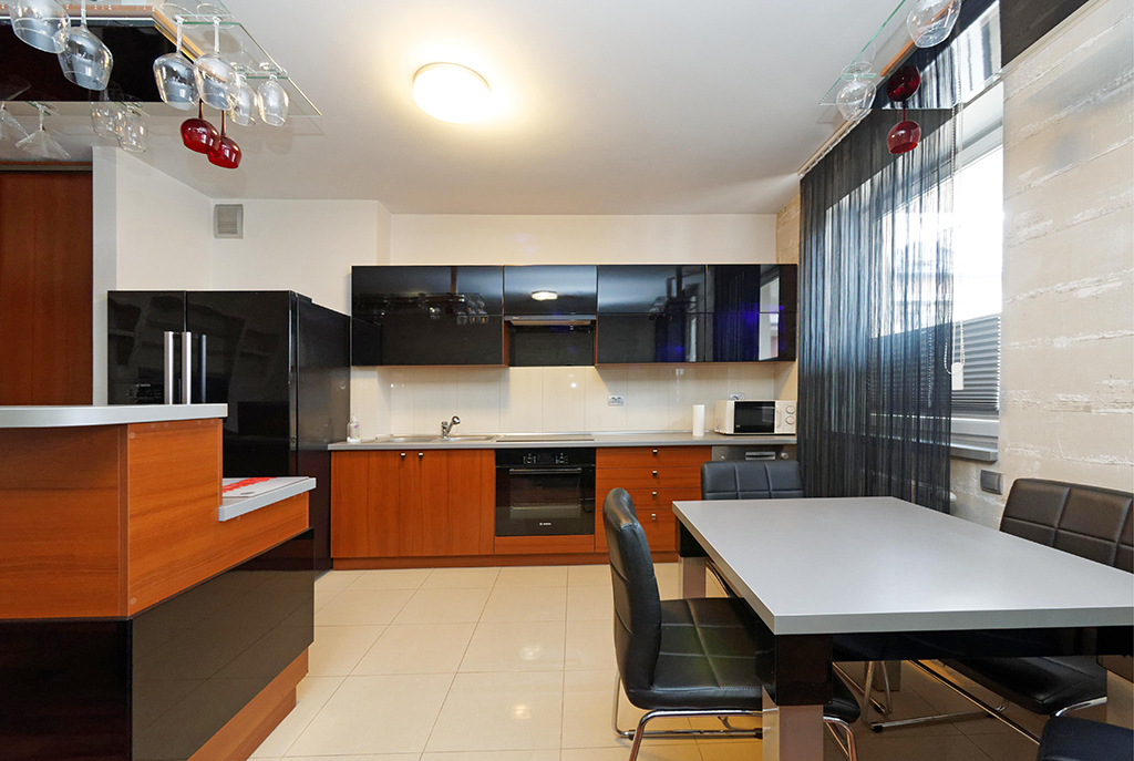na zdjęciu nowoczesna, designerska kuchnia w luksusowym apartamencie w Tarnowie na wynajem