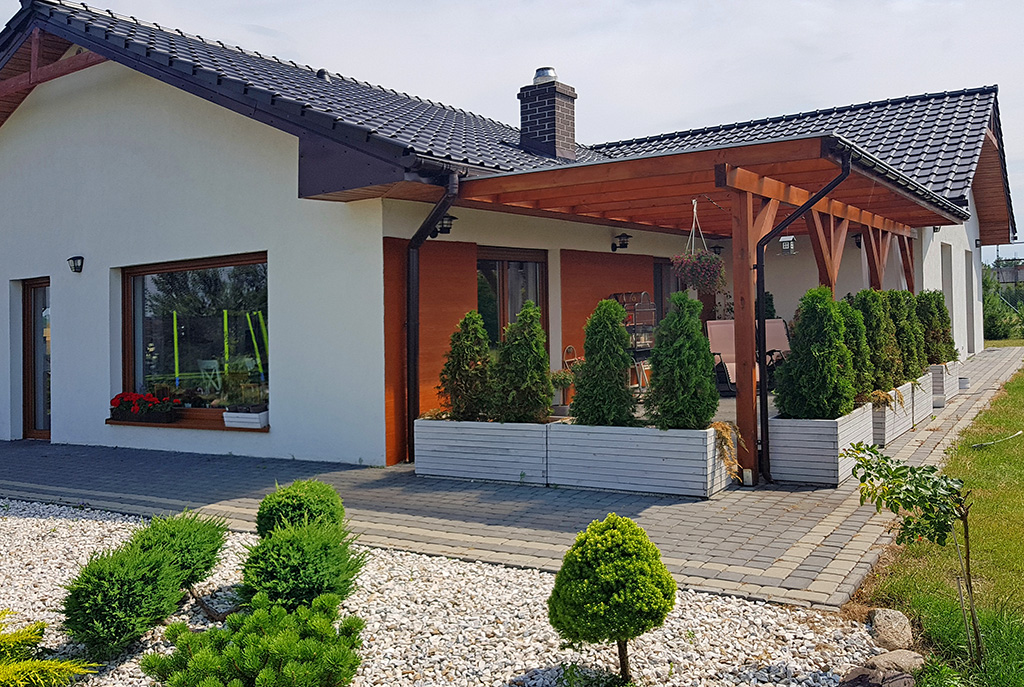 widok od strony ogrodu i tarasu na luksusową willę do sprzedaży w Inowrocławiu
