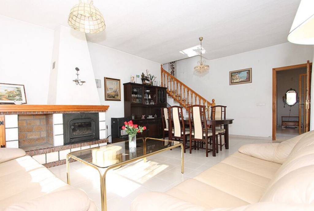 komfortowy salon w luksusowej willi do sprzedaży w Los Balcones (Hiszpania)