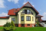 widok od strony ogrodu na ekskluzywną willę do sprzedaży w Piotrkowie Trybunalskim