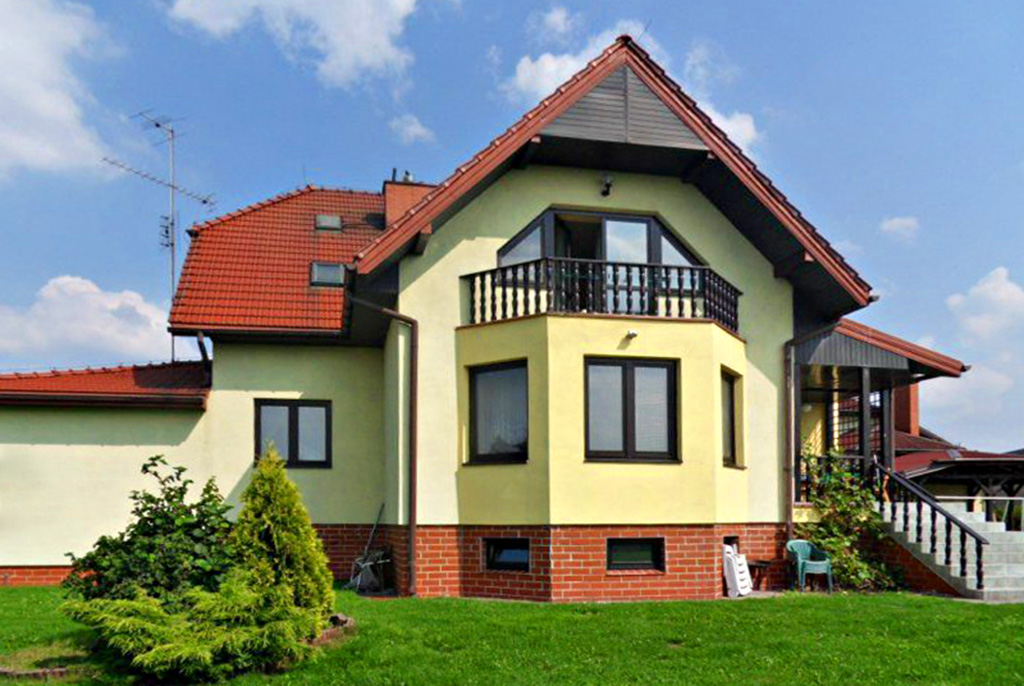 widok od strony ogrodu na ekskluzywną willę do sprzedaży w Piotrkowie Trybunalskim