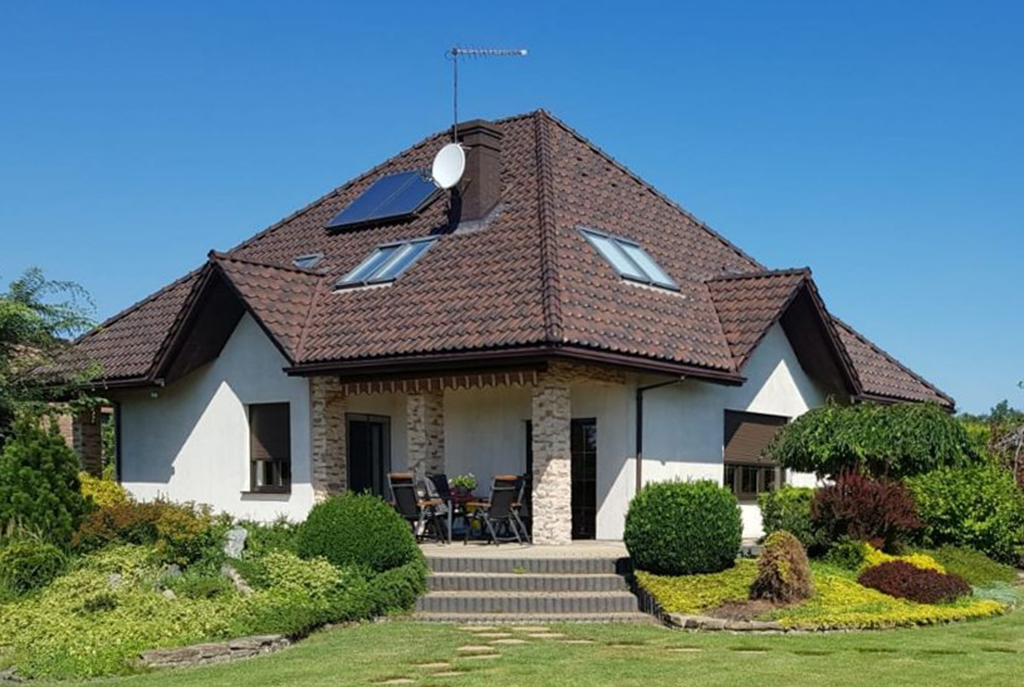 widok od strony ogrodu na ekskluzywną willę do sprzedaży w okolicach Katowic