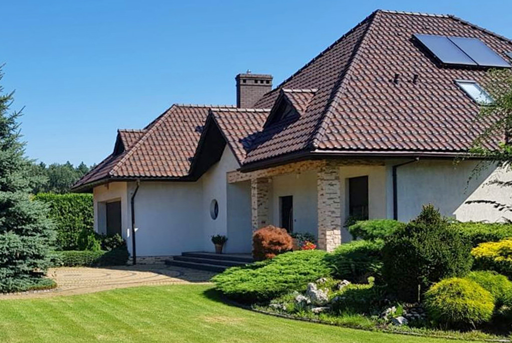 fragment przedniej elewacji luksusowej willi do sprzedaży w okolicach Katowic