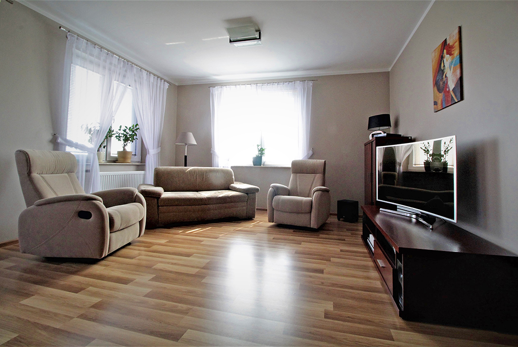 widok na ekskluzywny salon w luksusowej willi do sprzedaży w okolicach Krakowa