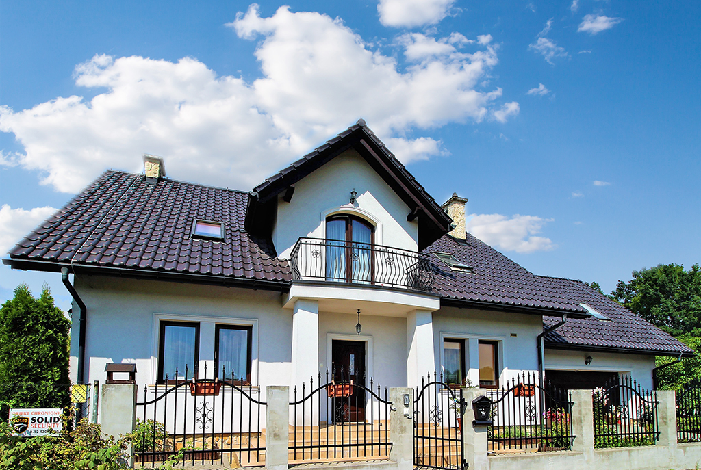 reprezentacyjne wejście do ekskluzywnej willi na sprzedaż w okolicach Krakowa