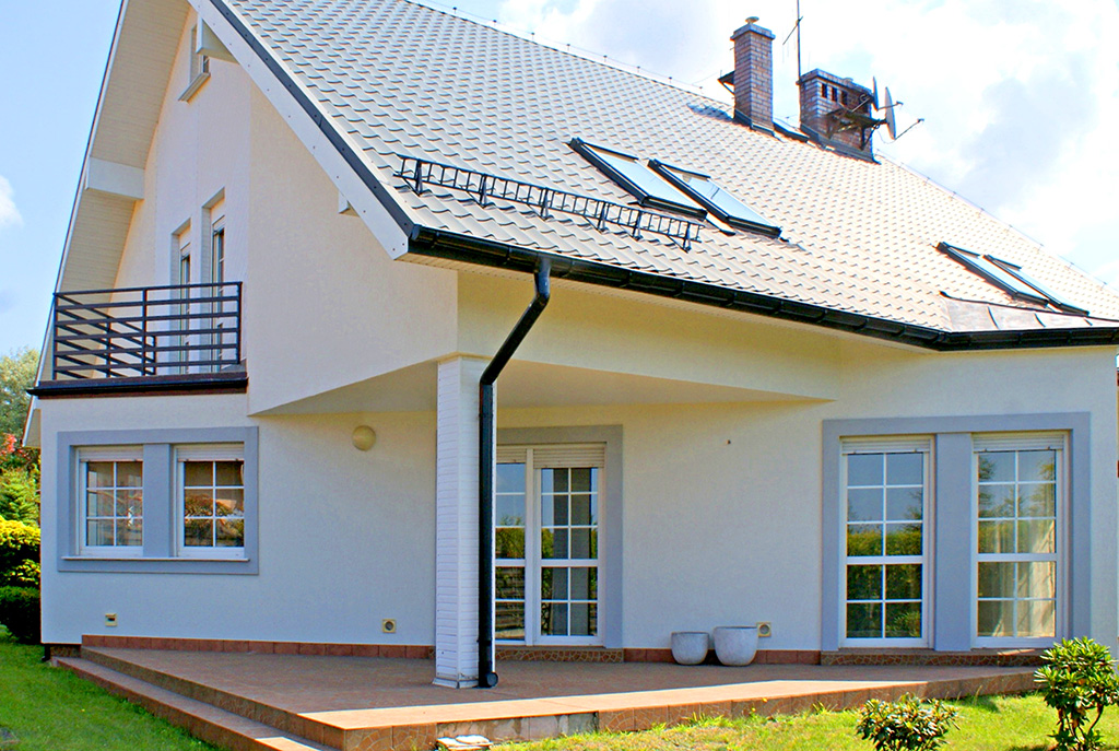 widok od strony tarasu na ekskluzywną willę do sprzedaży w okolicach Legnicy