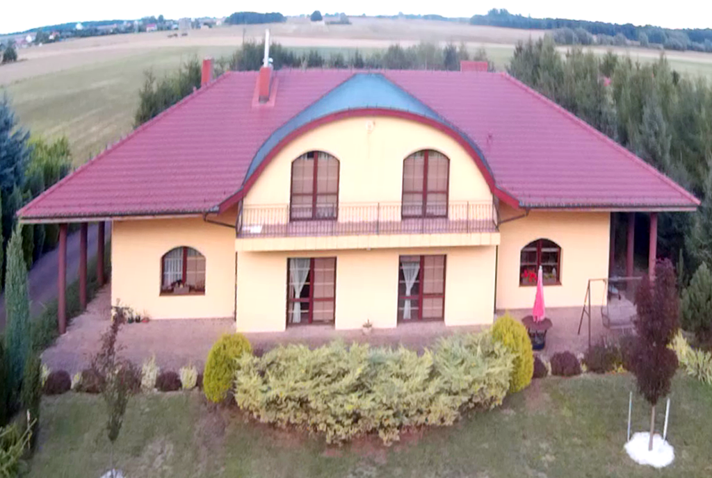 widok z lotu ptaka na ekskluzywną willę do sprzedaży w okolicy Piły