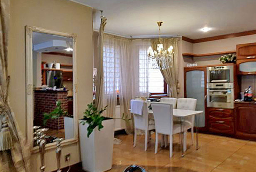 rzut na jadalnię i aneks kuchenny w luksusowej willi w Szczecinie na wynajem