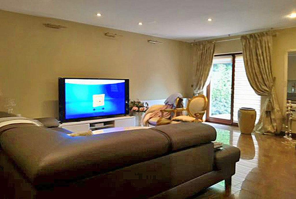 widok na komfortowy salon w luksusowej willi do wynajmu w Szczecinie