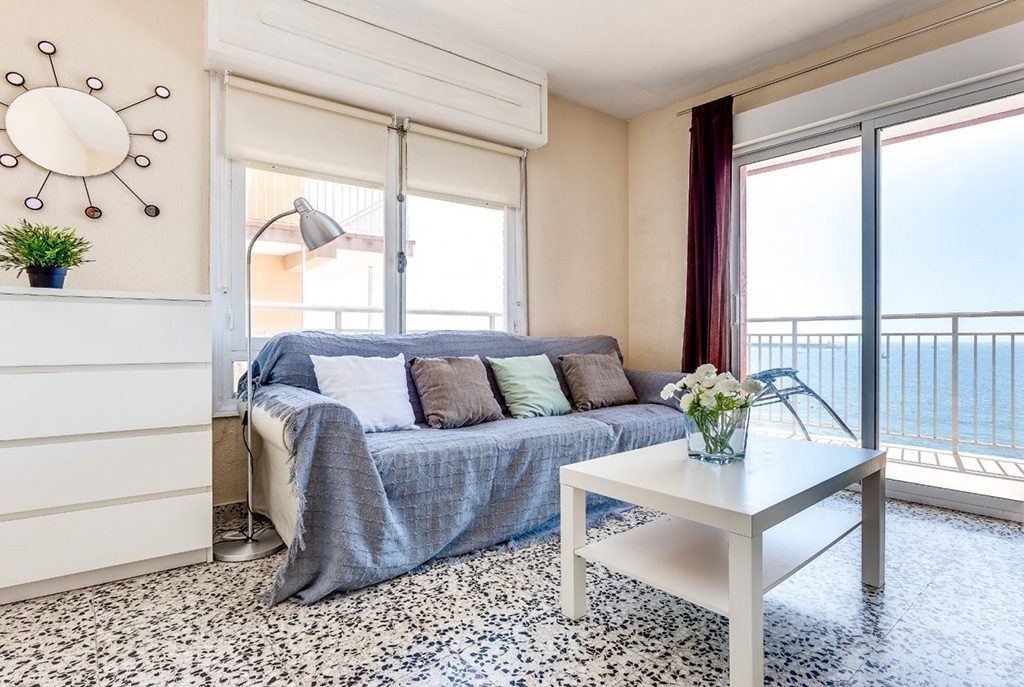 nowoczesny salon w ekskluzywnym apartamencie do sprzedaży w Hiszpanii (Costa Blanca, Torrevieja)