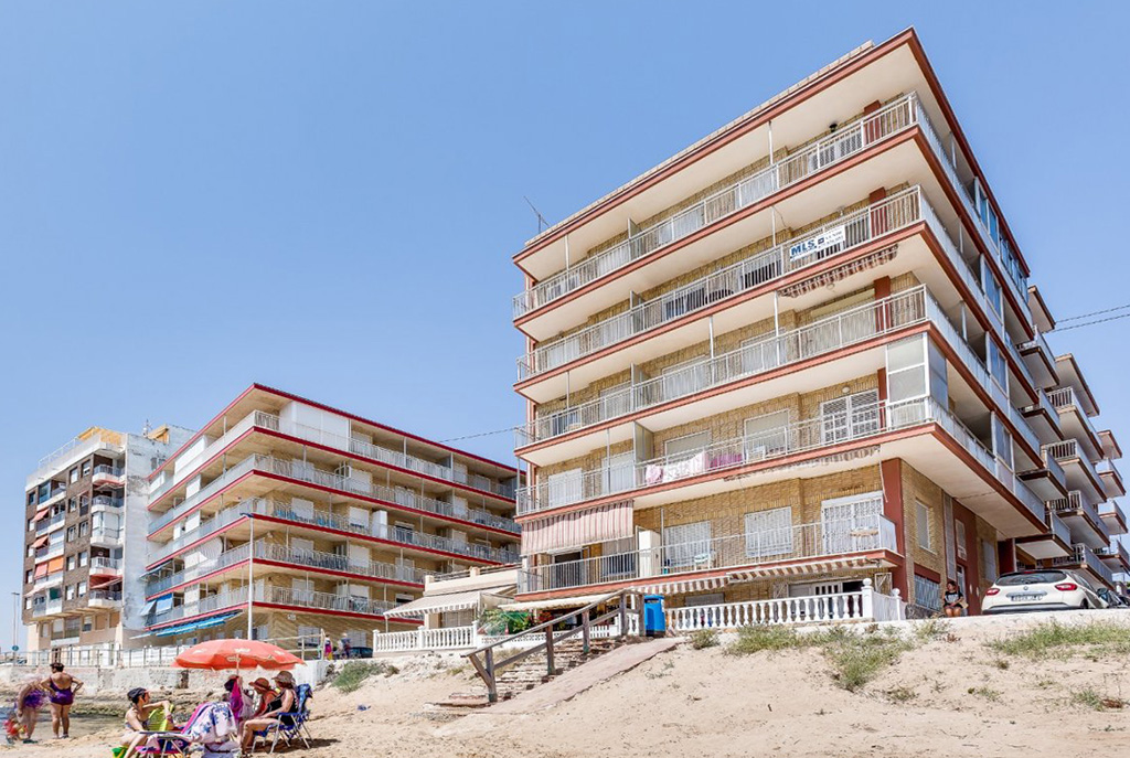 widok na apartamentowiec w Hiszpanii (Costa Blanca, Torrevieja), w którym znajduje się oferowany na sprzedaż apartament