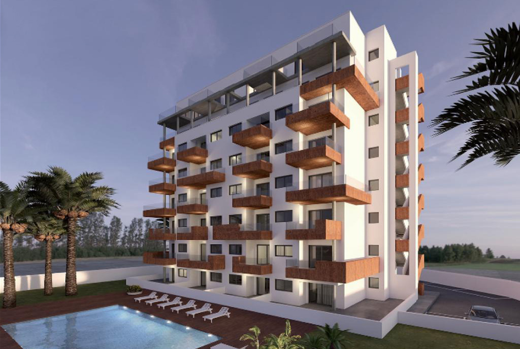 widok na basen i apartamentowiec w Hiszpanii (Guardamar del Segura), w którym znajduje się oferowany na sprzedaż luksusowy apartament