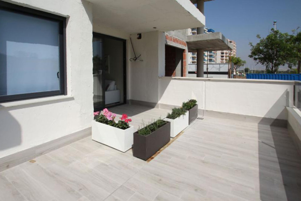widok na przestronny taras przy luksusowym apartamencie do sprzedaży w Hiszpanii (Guardamar del Segura)
