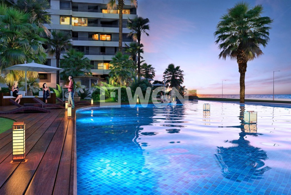 basen w częsciach wspólnych, z którego mogą korzystać mieszkańcy luksusowego apartamentu w Hiszpanii (Punta Prima, Costa Blanca) na sprzedaż
