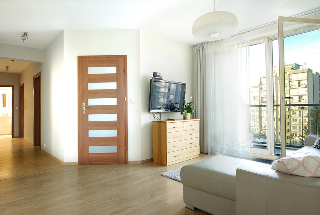 nowoczesny i słoneczny salon w ekskluzywnym apartamencie do sprzedaży w Krakowie