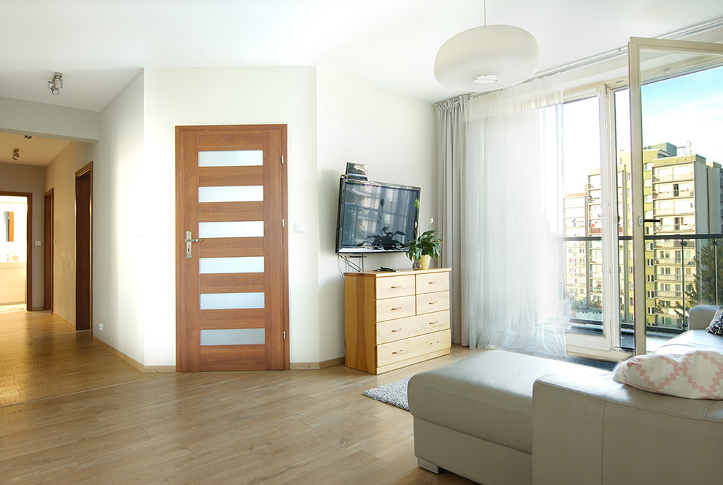 nowoczesny i słoneczny salon w ekskluzywnym apartamencie do sprzedaży w Krakowie