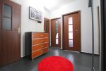 stylowy przedpokój w luksusowym apartamencie w okolicach Legnicy do sprzedaży