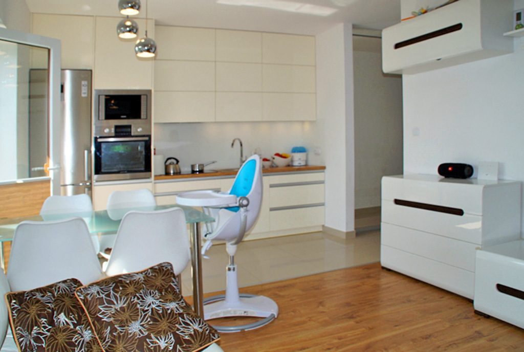 nowoczesna jadalnia i aneks kuchenny w ekskluzywnym apartamencie do sprzedaży w okolicach Słupska