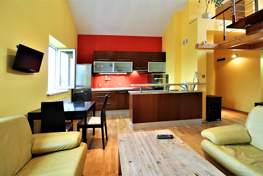 na pierwszym planie aneks kuchenny w luksusowym apartamencie w Krakowie na wynajem