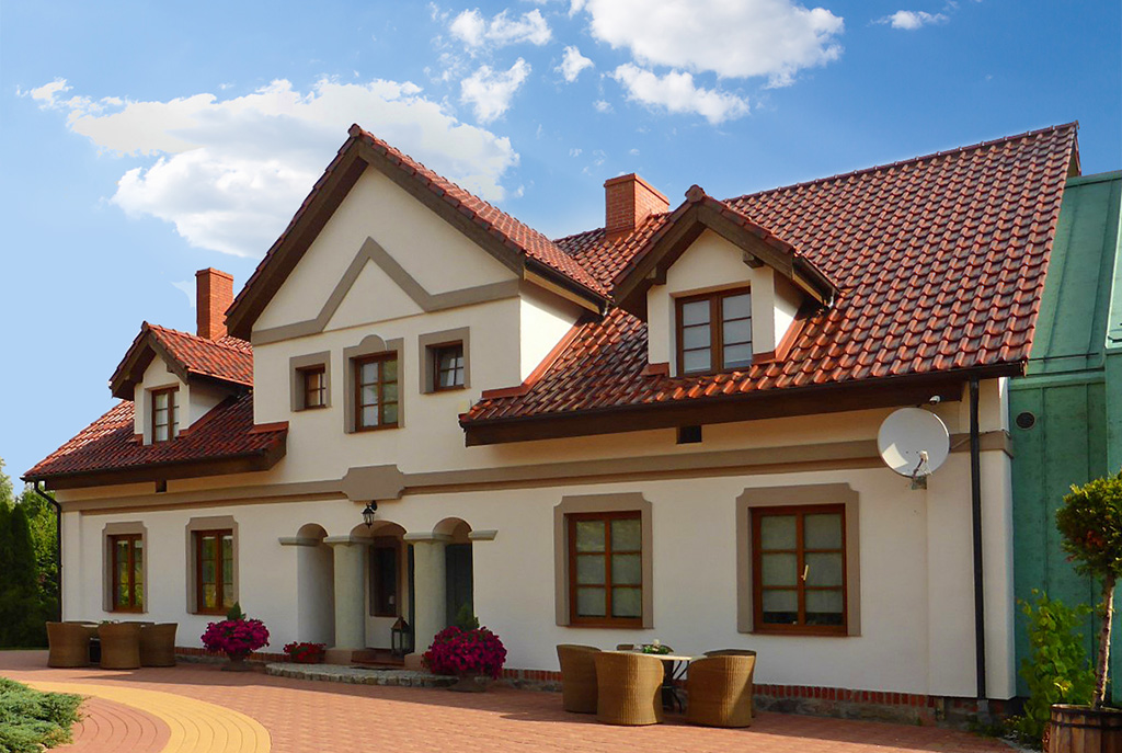 front ekskluzywnego dworu do sprzedaży w okolicach Elbląga