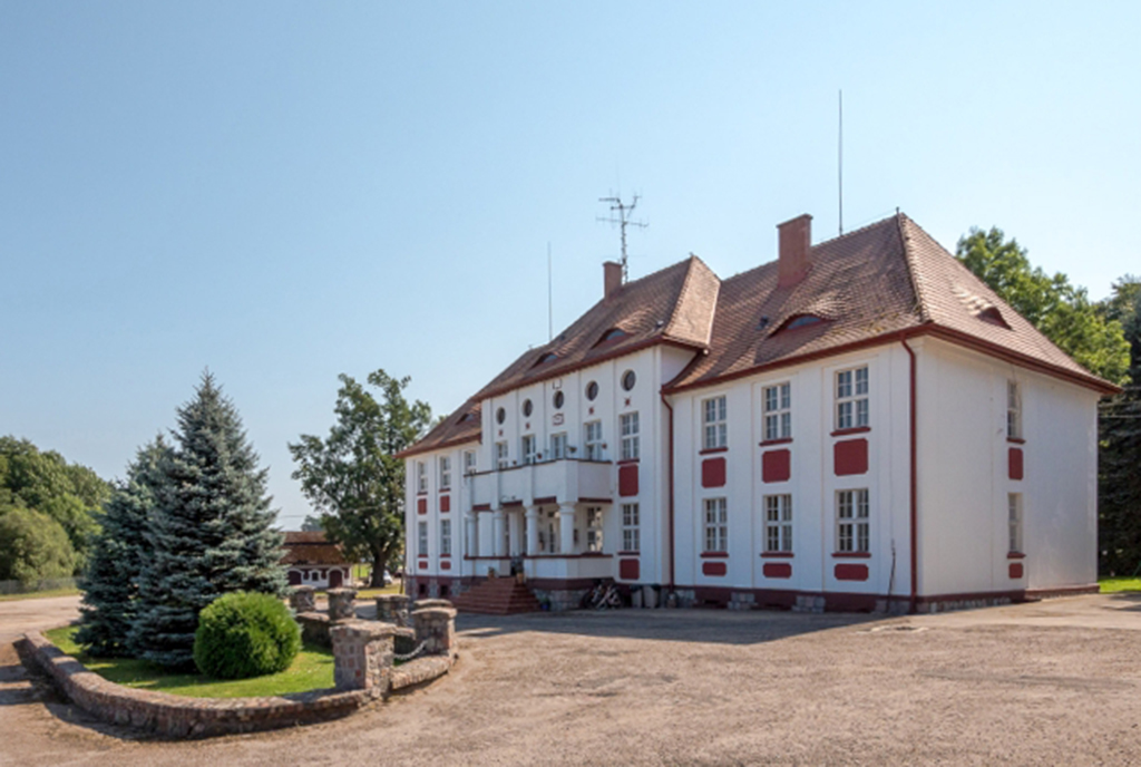 reprezentacyjne wejście do luksusowego pałacu na sprzedaż w okolicach Koszalina