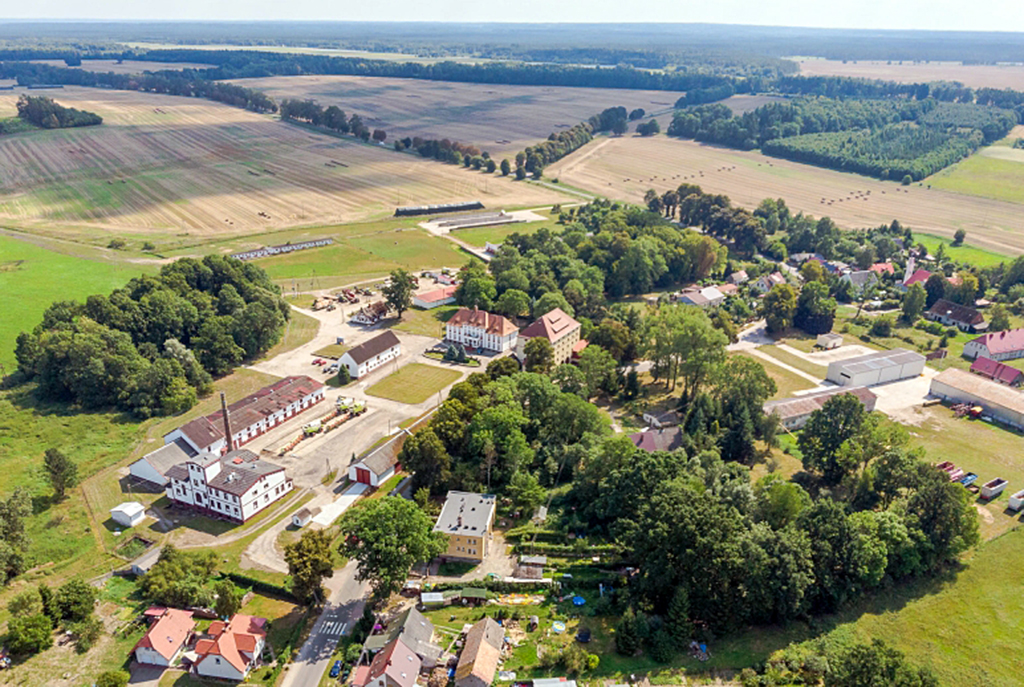 widok z lotu ptaka na luksusowy pałac w okolicach Koszalina na sprzedaż