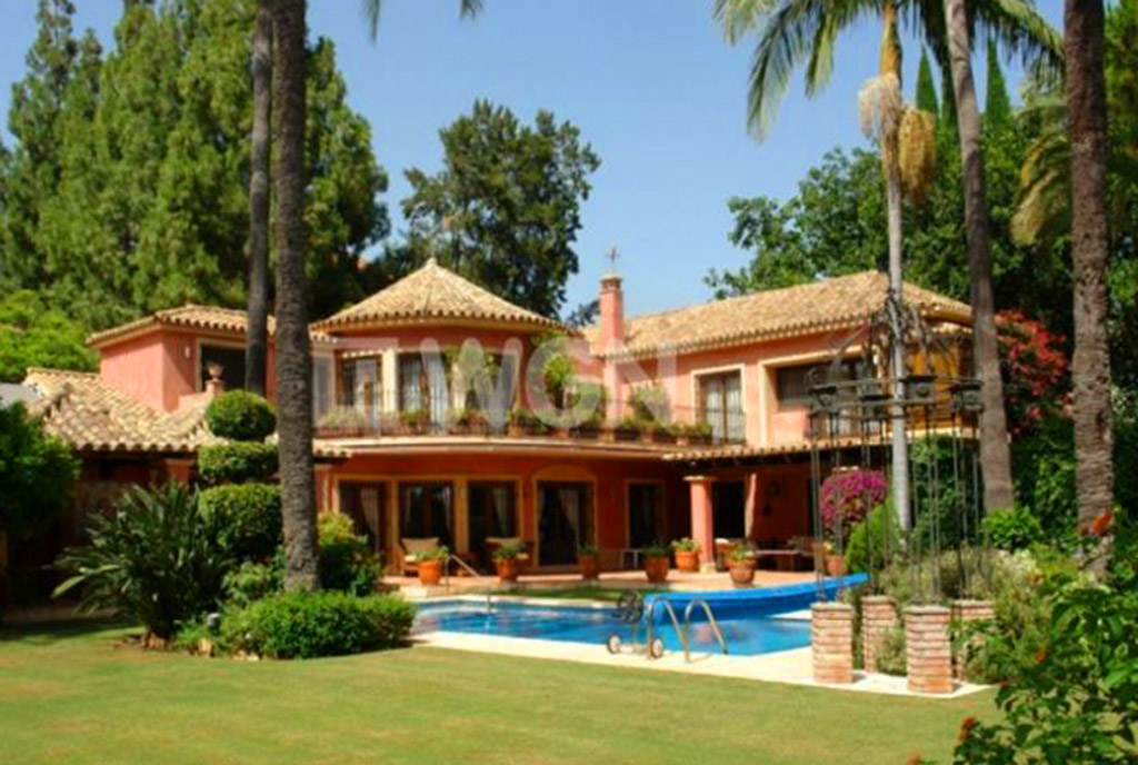 widok od stron y basenu na ekskluzywną willę do sprzedaży w Hiszpanii (Costa del Sol, Malaga)