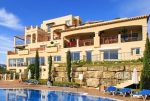 widok od strony basenu na ekskluzywną willę do sprzedaży w Hiszpanii (Costa del Sol, Malaga)